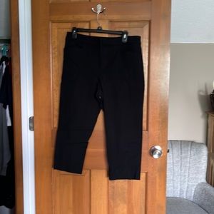 Chaps, black capri pants, size 10. Front pockets. New, great condition.